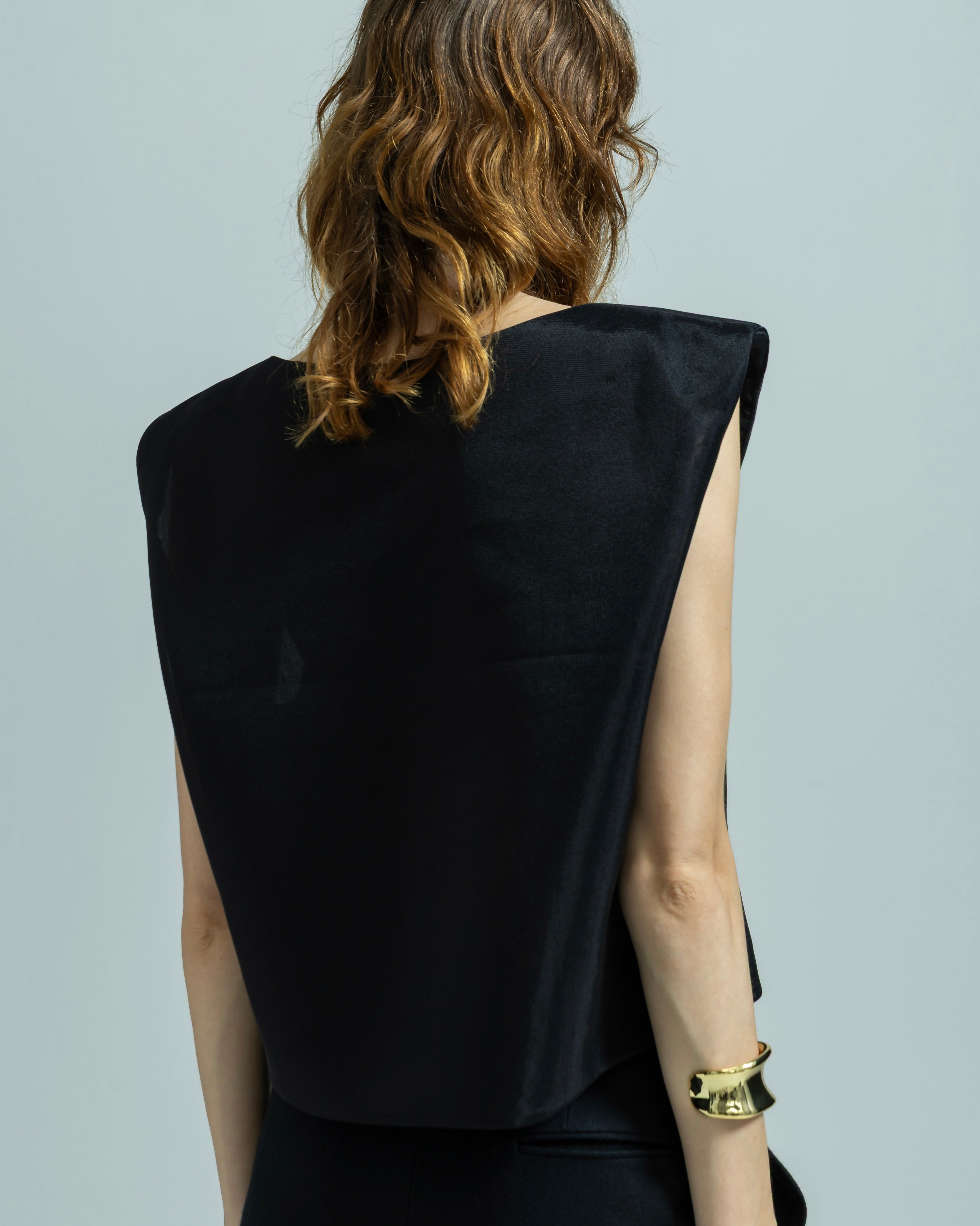 POWER SHOULDER NO SLEEVE PULLOVER(パワーショルダーノースリーブベスト)|BIYOMA(ビヨーマ)OFFICIAL ONLINE STORE
