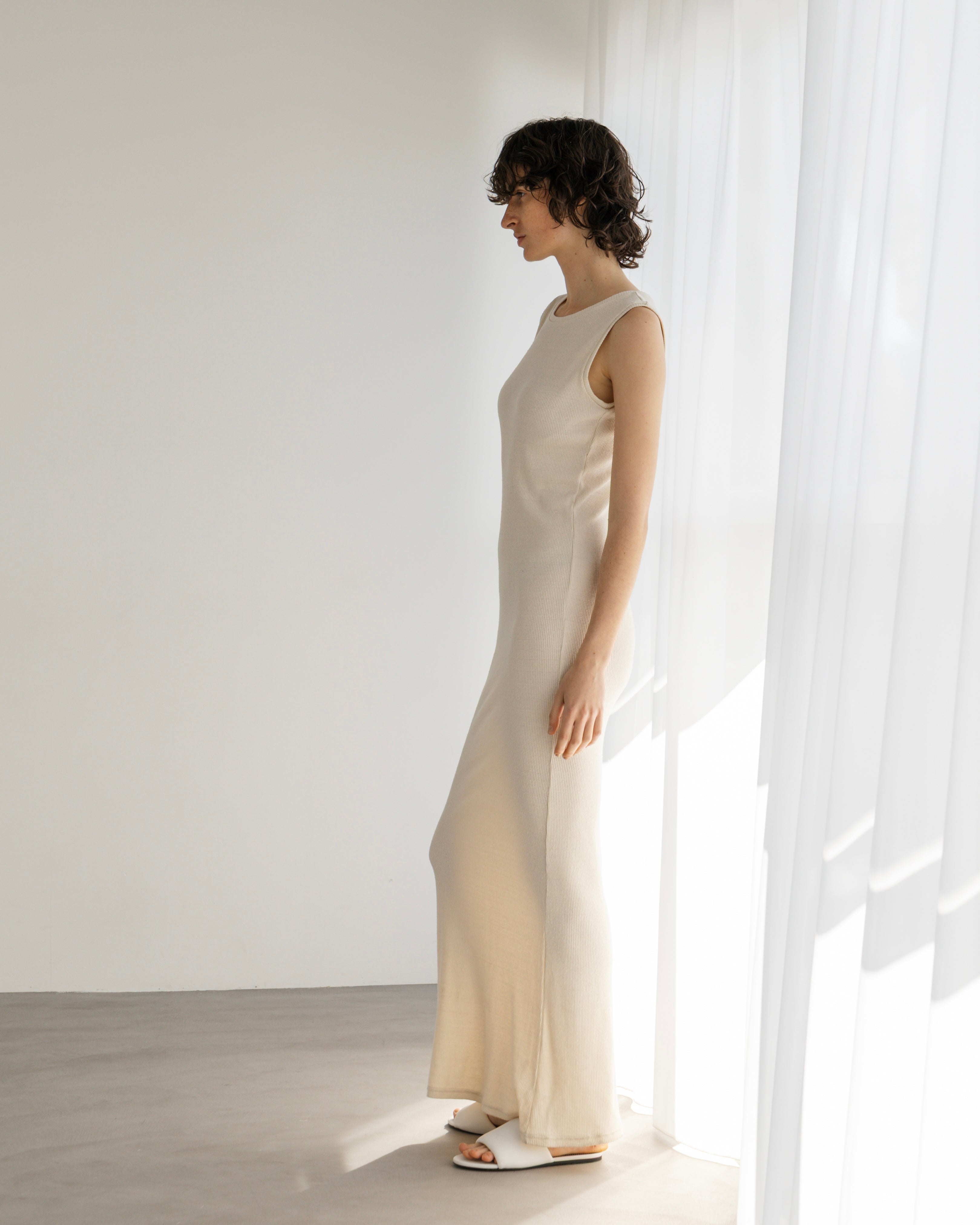 SILK RIB NO SLEEVE DRESS(シルクリブノースリーブドレス)|BIYOMA(ビヨーマ)OFFICIAL ONLINE STORE