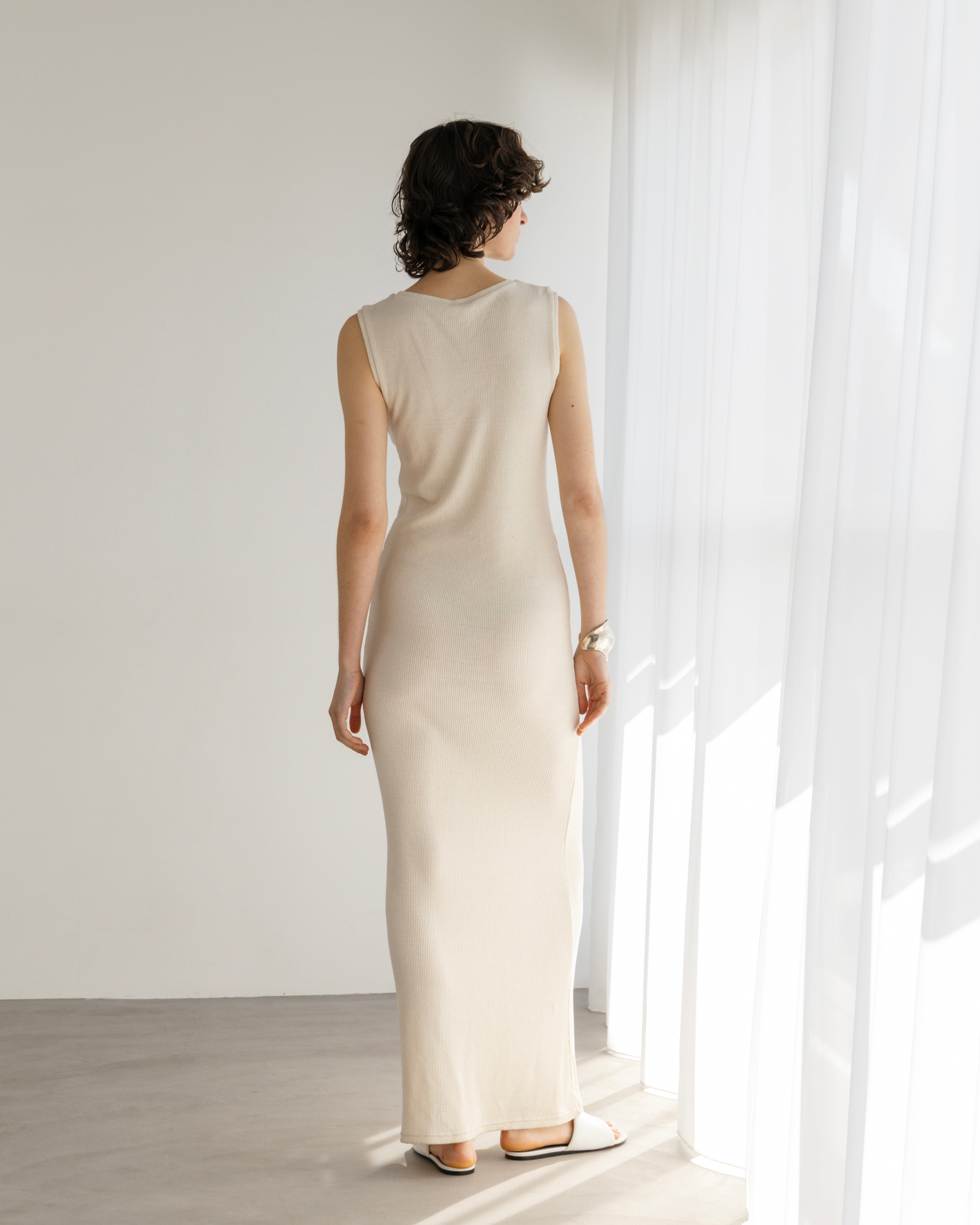 SILK RIB NO SLEEVE DRESS(シルクリブノースリーブドレス)|BIYOMA(ビヨーマ)OFFICIAL ONLINE STORE
