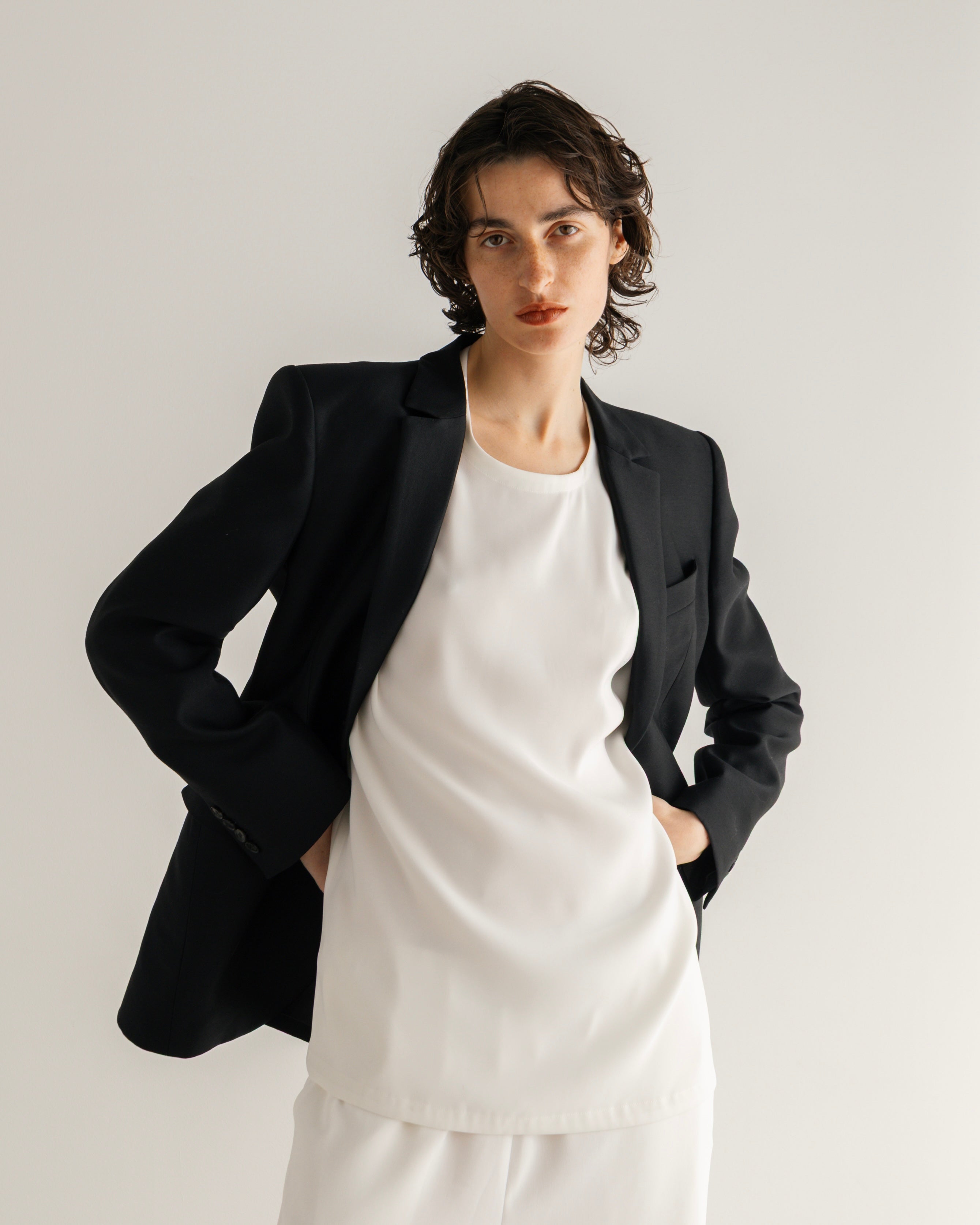 POLYESTER SATIN SHORT SLEEVED BLOUSE(ポリエステルショートスリーブブラウス)|BIYOMA(ビヨーマ)OFFICIAL ONLINE STORE