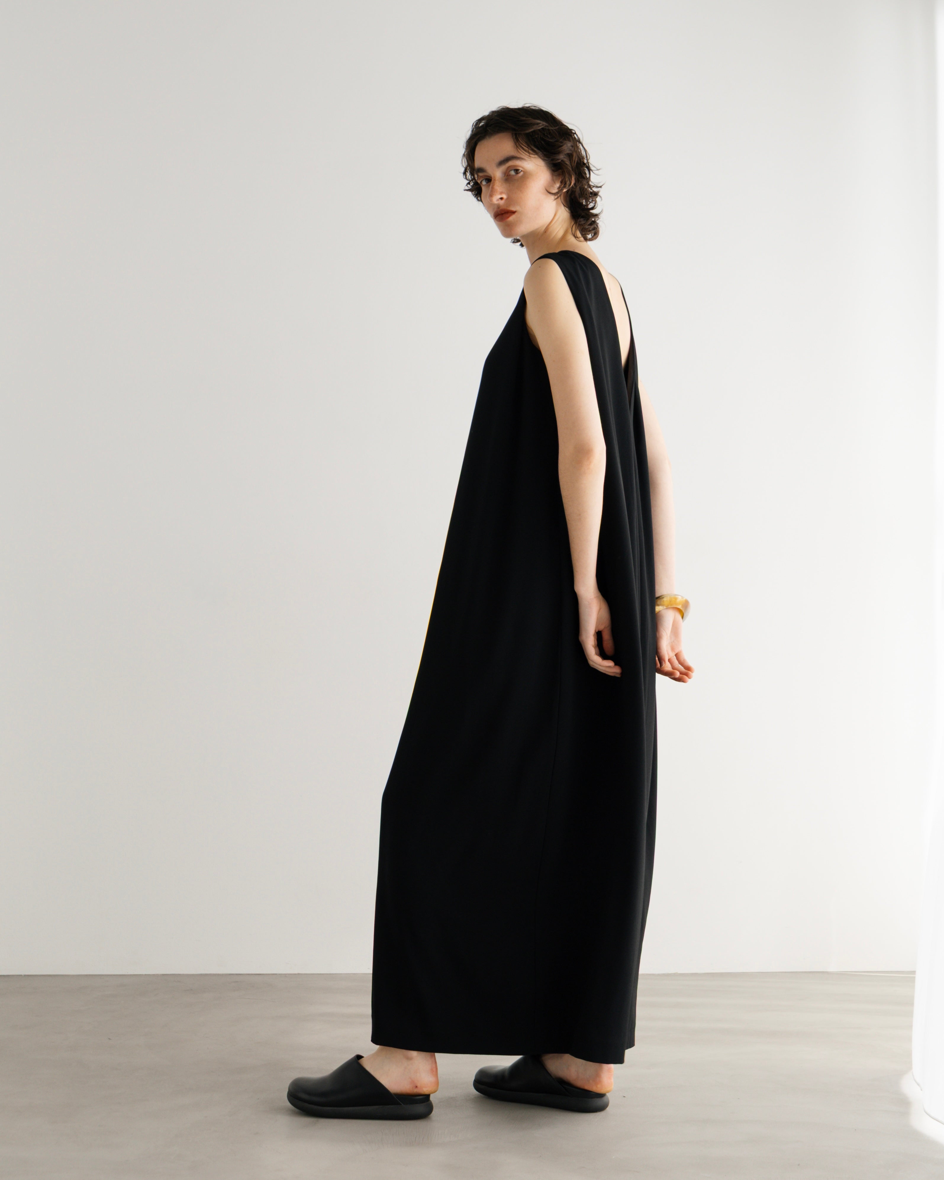 TRI-ACETATE POLYESTER BACK SATIN DRESS (トリアセテートポリエステルバックサテンドレス)|BIYOMA(ビヨーマ)OFFICIAL ONLINE STORE