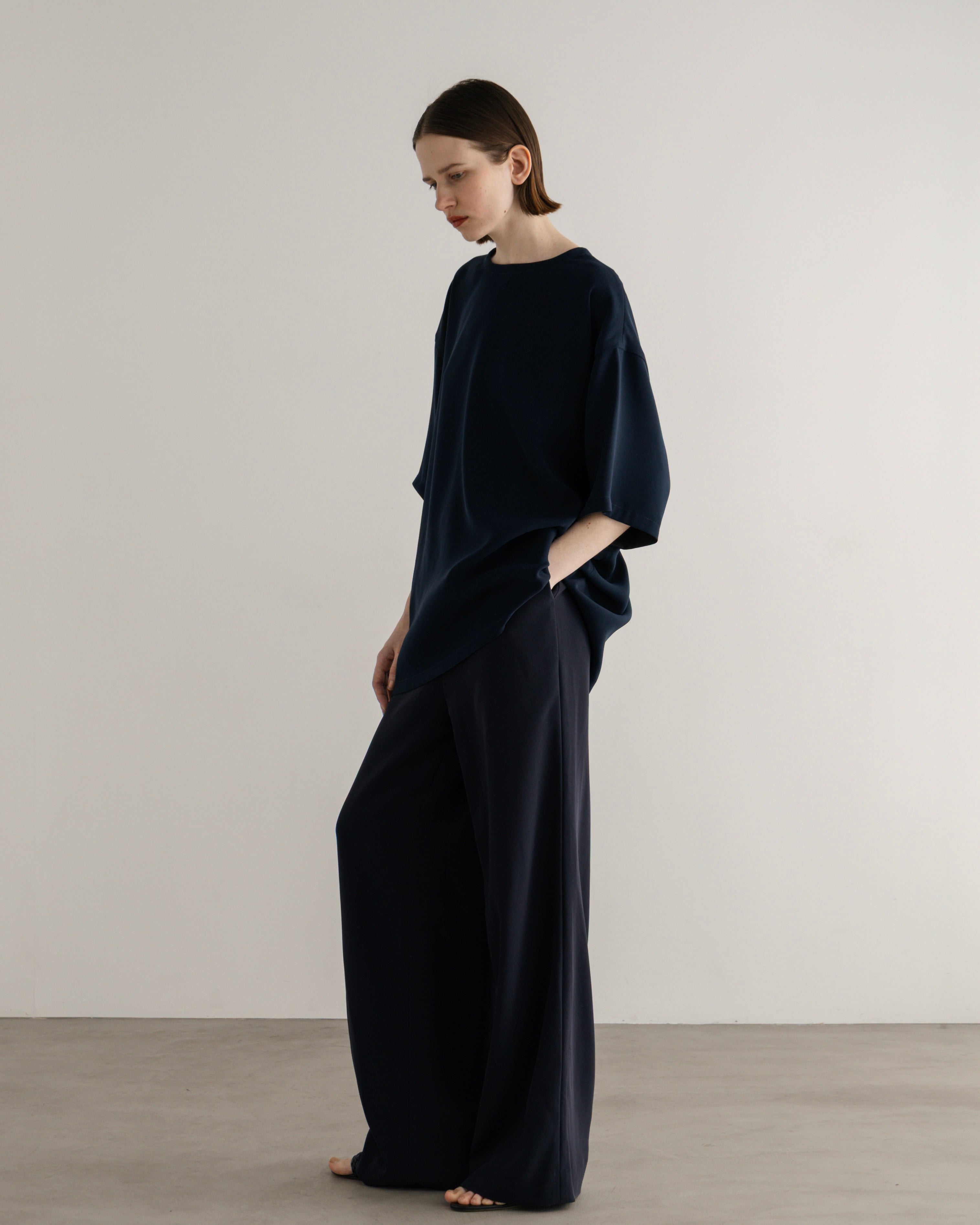 POLYESTER SATIN SHORT SLEEVED BLOUSE(ポリエステルショートスリーブブラウス)|BIYOMA(ビヨーマ)OFFICIAL ONLINE STORE