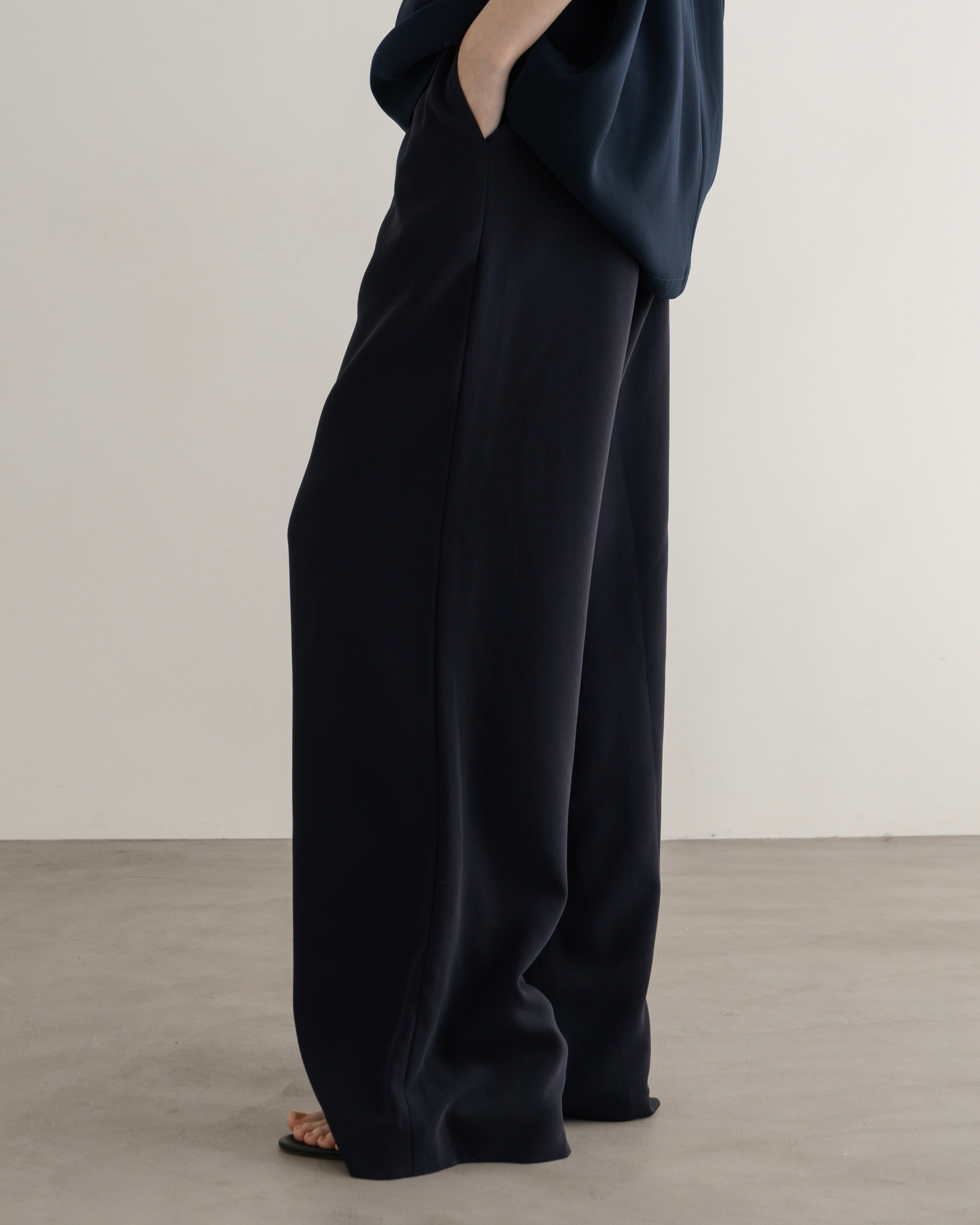 TRI-ACETATE POLYESTER WIDE PANTS(トリアセテートポリエステルワイドパンツ)|BIYOMA(ビヨーマ)OFFICIAL ONLINE STORE