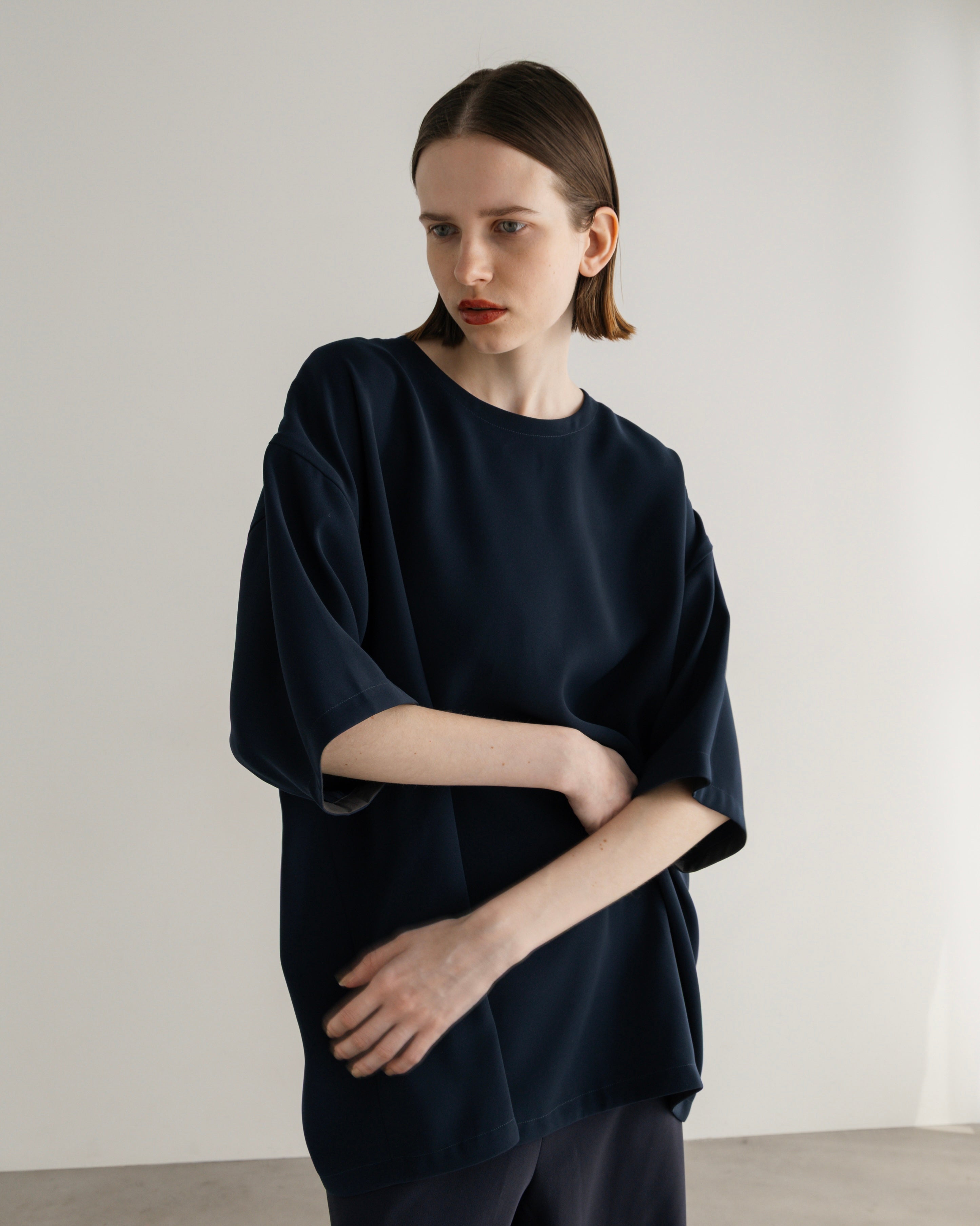 POLYESTER SATIN SHORT SLEEVED BLOUSE(ポリエステルショートスリーブブラウス)|BIYOMA(ビヨーマ)OFFICIAL ONLINE STORE
