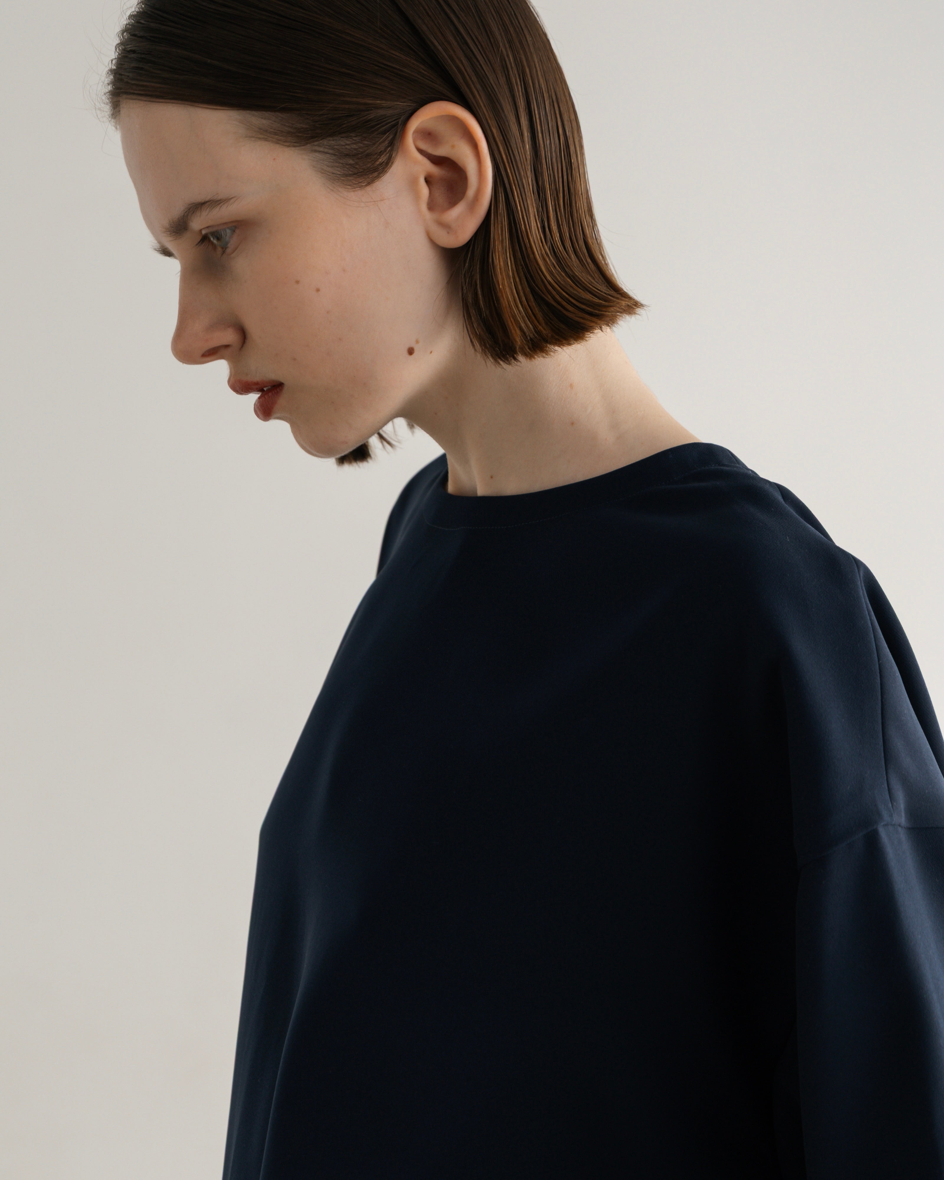 POLYESTER SATIN SHORT SLEEVED BLOUSE(ポリエステルショートスリーブブラウス)|BIYOMA(ビヨーマ)OFFICIAL ONLINE STORE