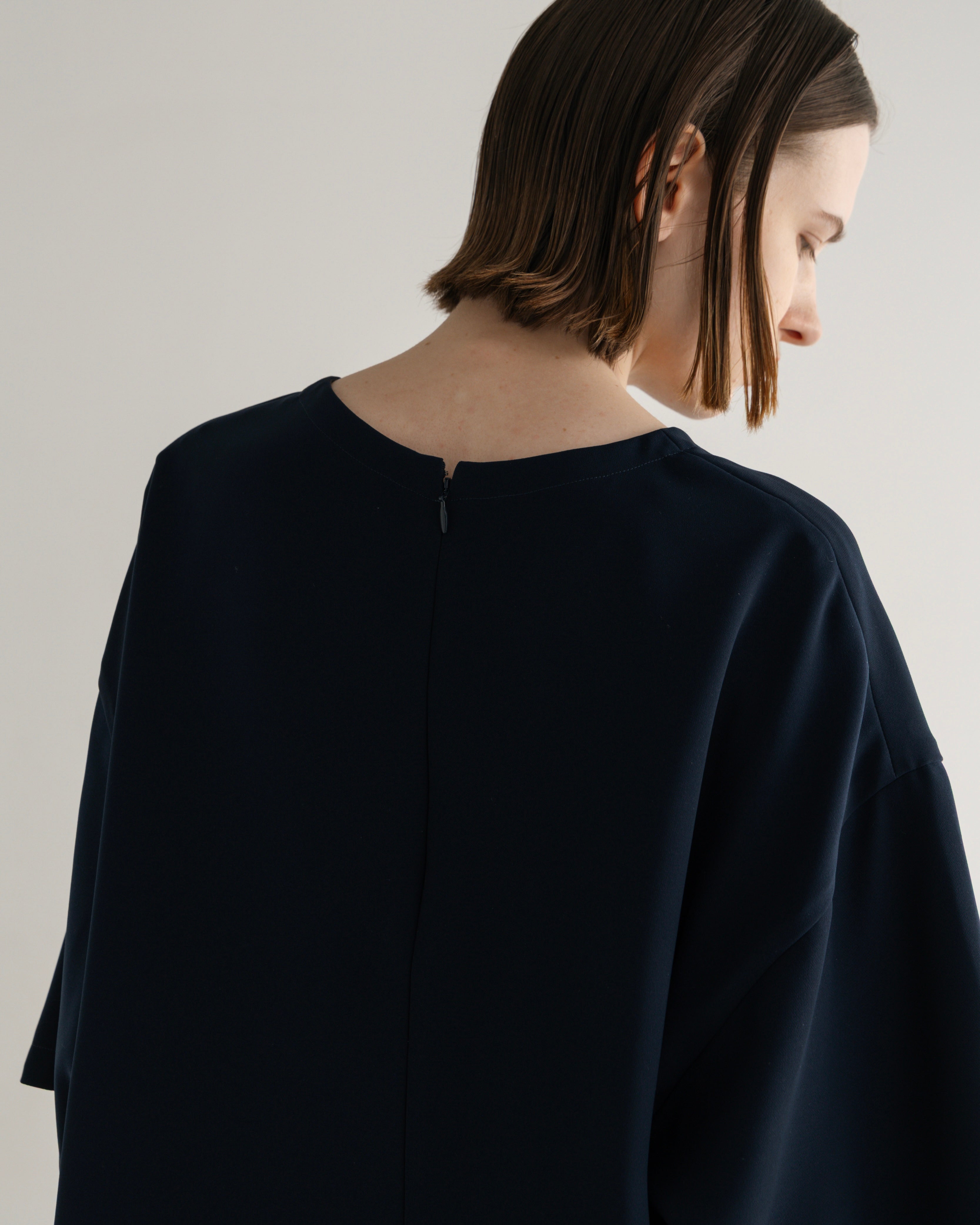 POLYESTER SATIN SHORT SLEEVED BLOUSE(ポリエステルショートスリーブブラウス)|BIYOMA(ビヨーマ)OFFICIAL ONLINE STORE