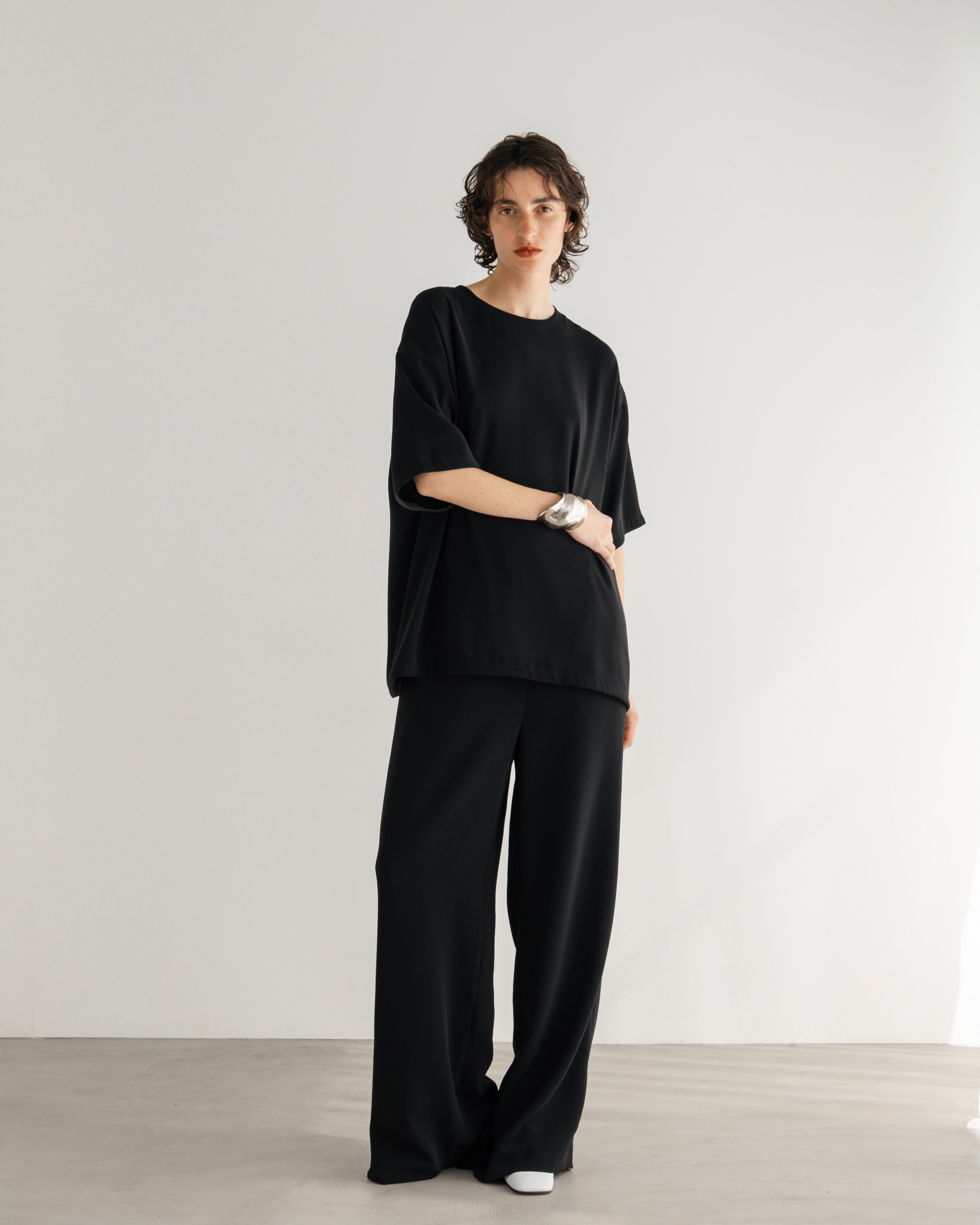 POLYESTER SATIN SHORT SLEEVED BLOUSE(ポリエステルショートスリーブブラウス)|BIYOMA(ビヨーマ)OFFICIAL ONLINE STORE