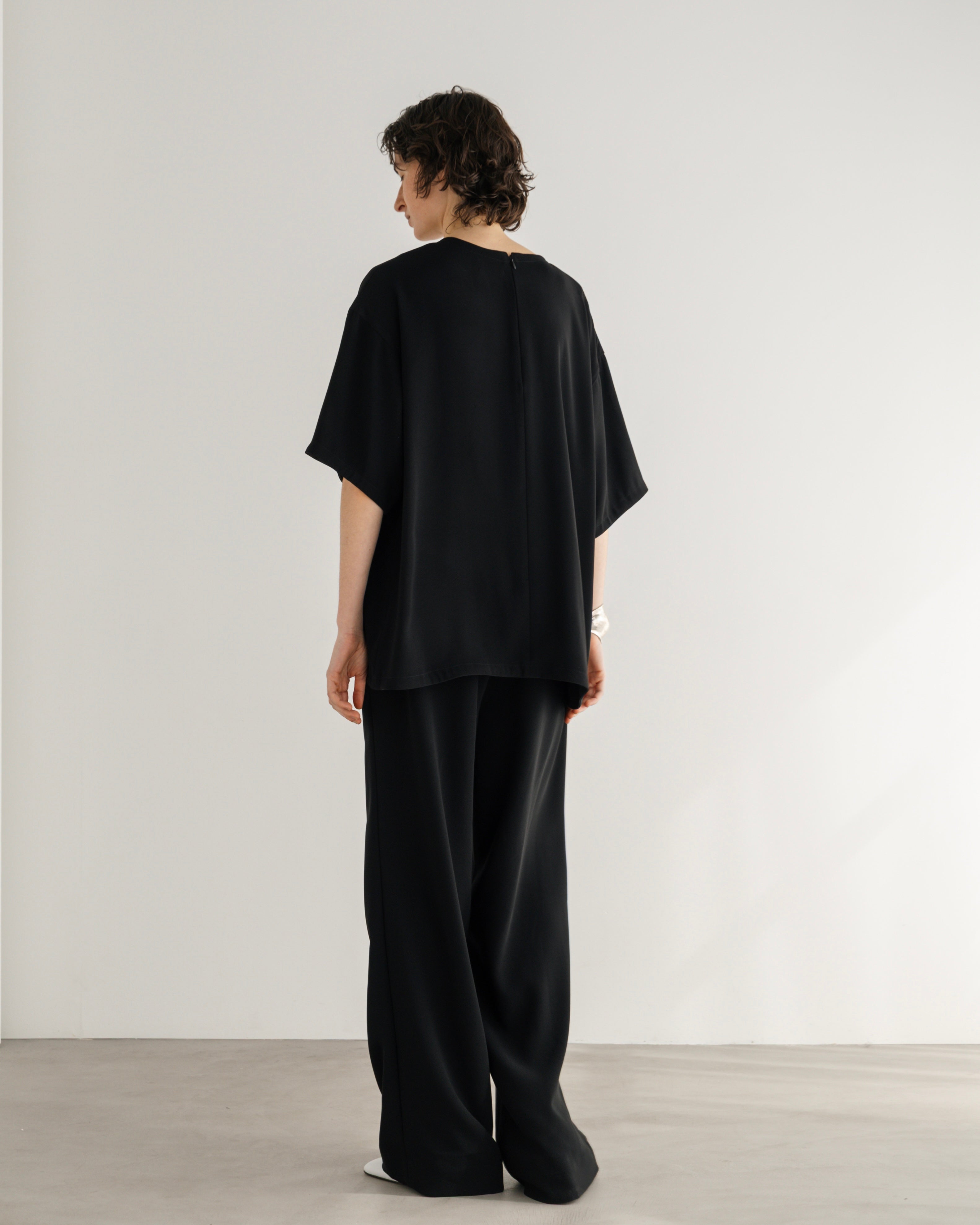 POLYESTER SATIN SHORT SLEEVED BLOUSE(ポリエステルショートスリーブブラウス)|BIYOMA(ビヨーマ)OFFICIAL ONLINE STORE