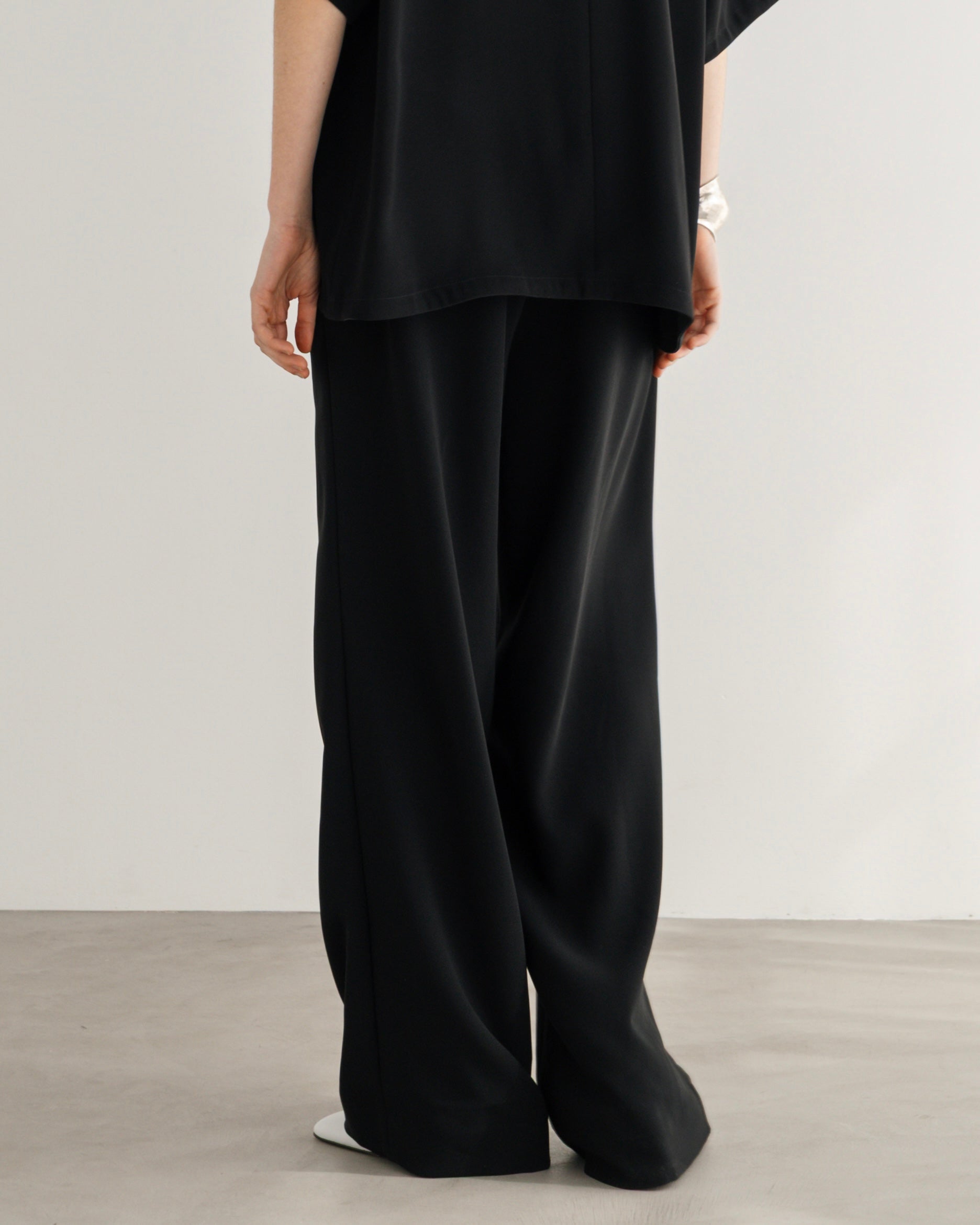 TRI-ACETATE POLYESTER WIDE PANTS(トリアセテートポリエステルワイドパンツ)|BIYOMA(ビヨーマ)OFFICIAL ONLINE STORE