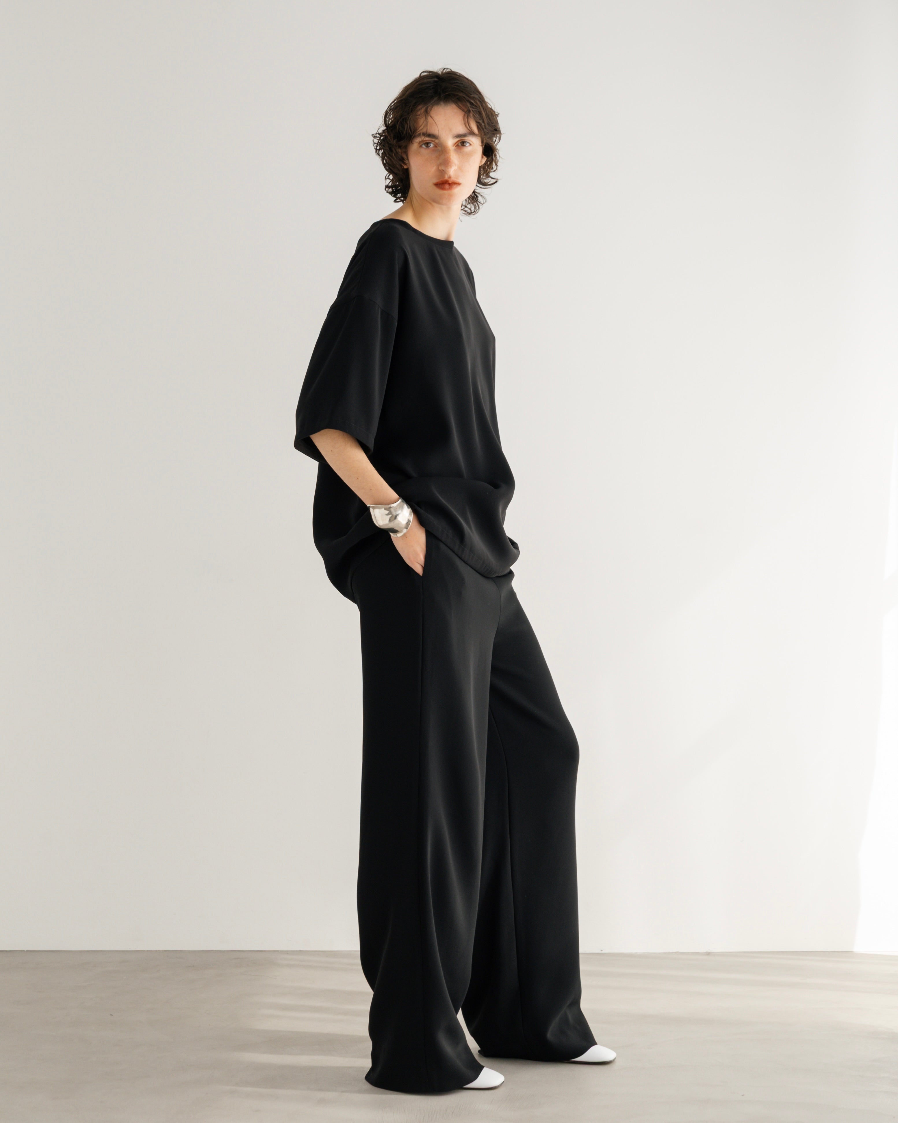 POLYESTER SATIN SHORT SLEEVED BLOUSE(ポリエステルショートスリーブブラウス)|BIYOMA(ビヨーマ)OFFICIAL ONLINE STORE