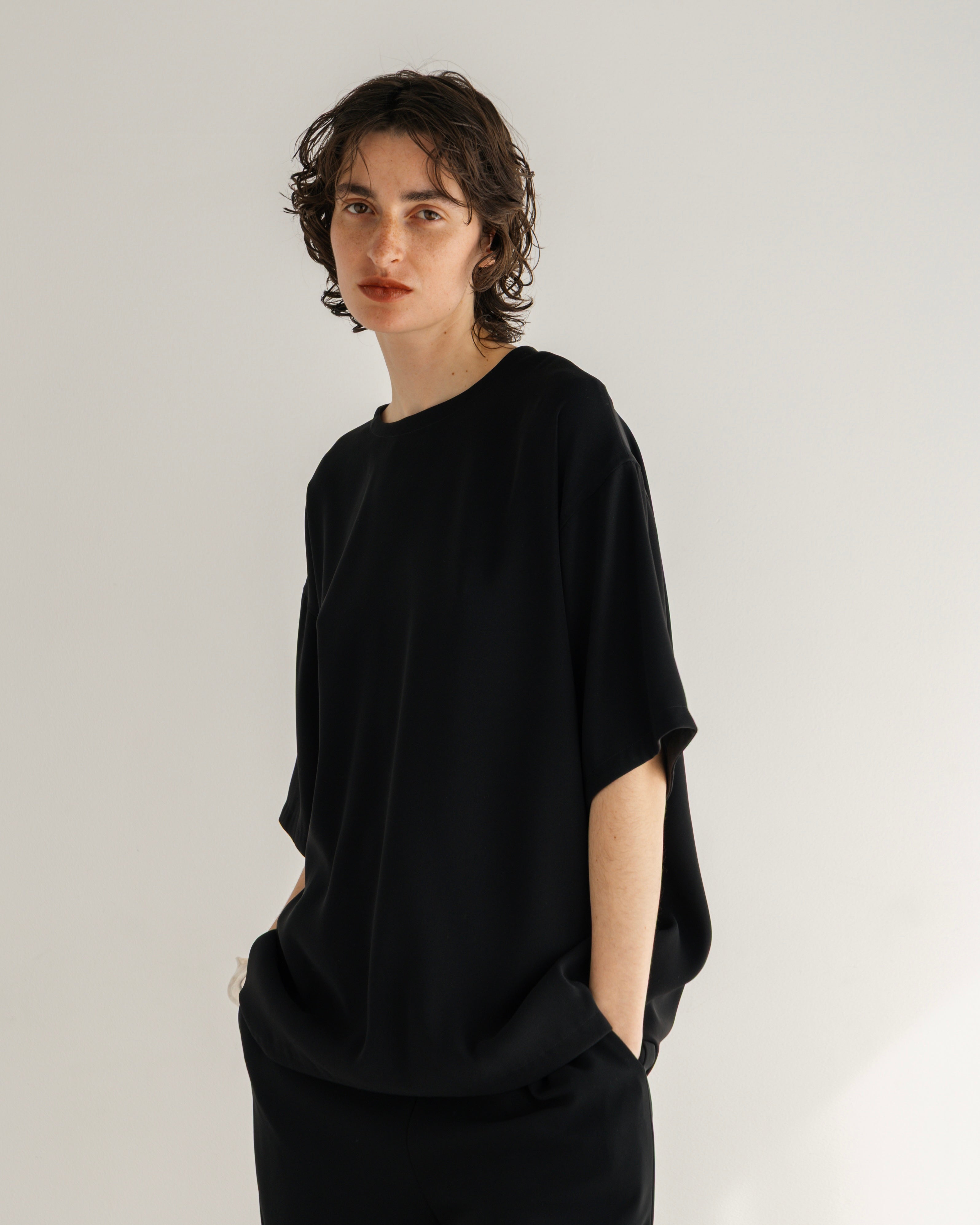 POLYESTER SATIN SHORT SLEEVED BLOUSE(ポリエステルショートスリーブブラウス)|BIYOMA(ビヨーマ)OFFICIAL ONLINE STORE