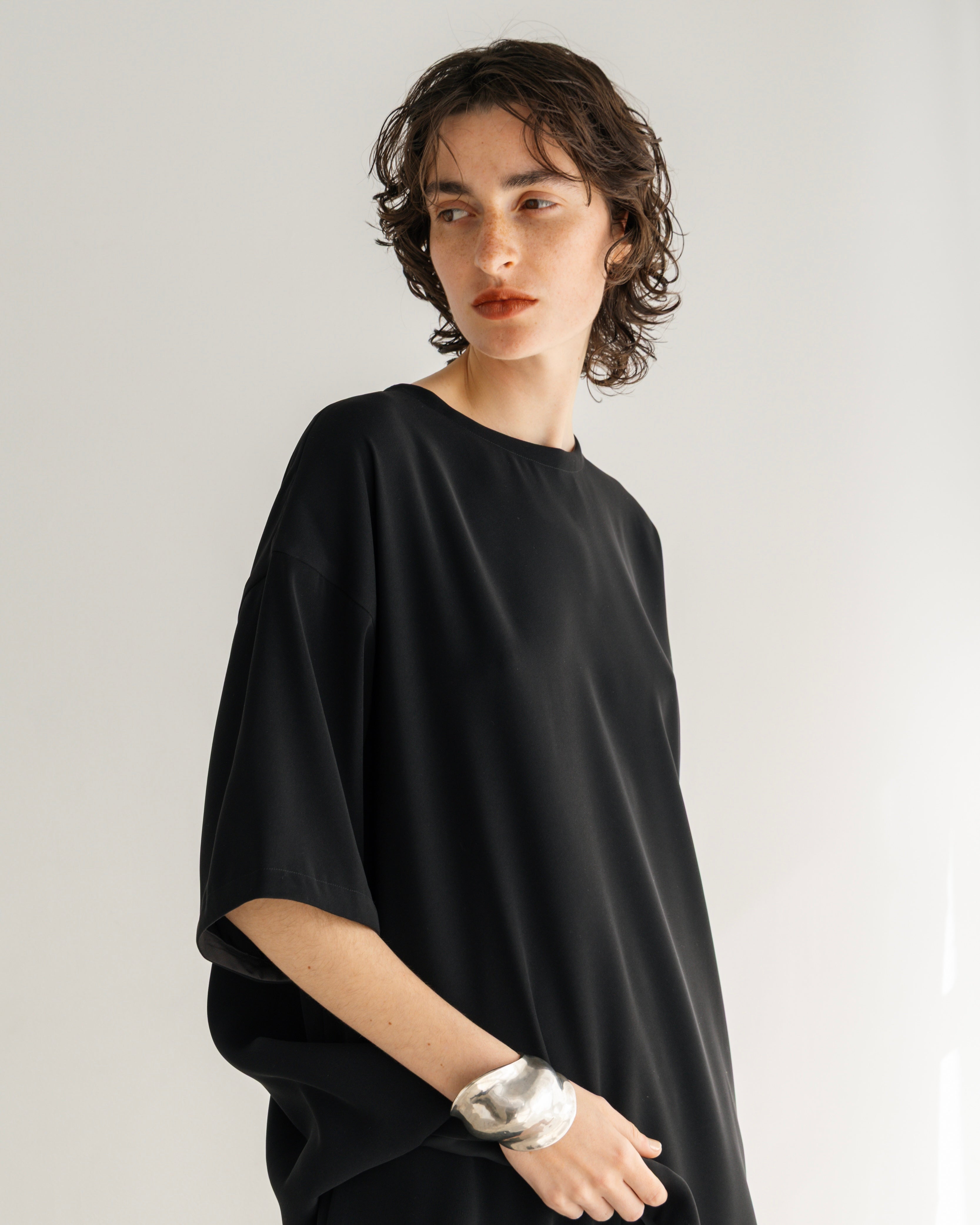 POLYESTER SATIN SHORT SLEEVED BLOUSE(ポリエステルショートスリーブブラウス)|BIYOMA(ビヨーマ)OFFICIAL ONLINE STORE
