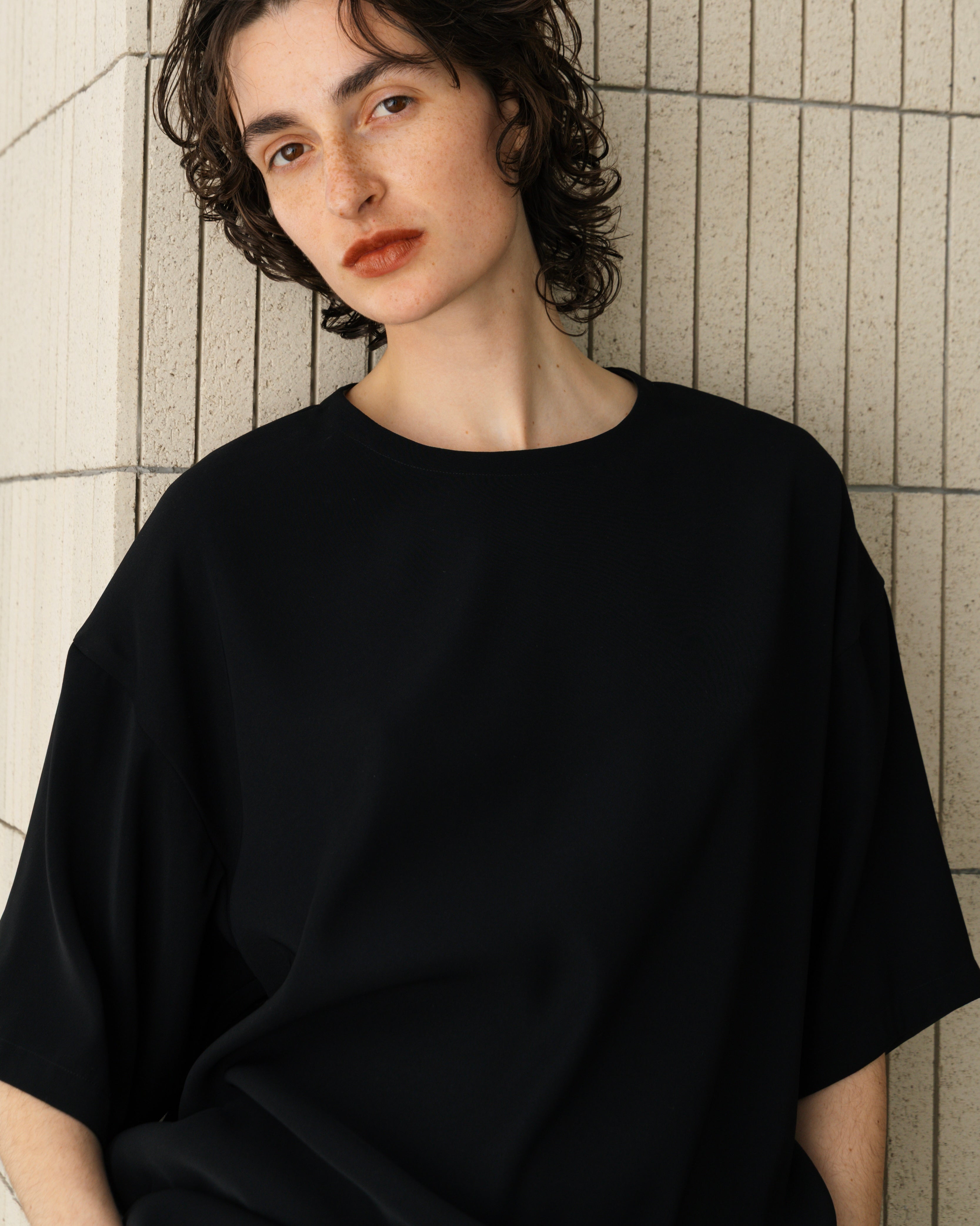 POLYESTER SATIN SHORT SLEEVED BLOUSE(ポリエステルショートスリーブブラウス)|BIYOMA(ビヨーマ)OFFICIAL ONLINE STORE